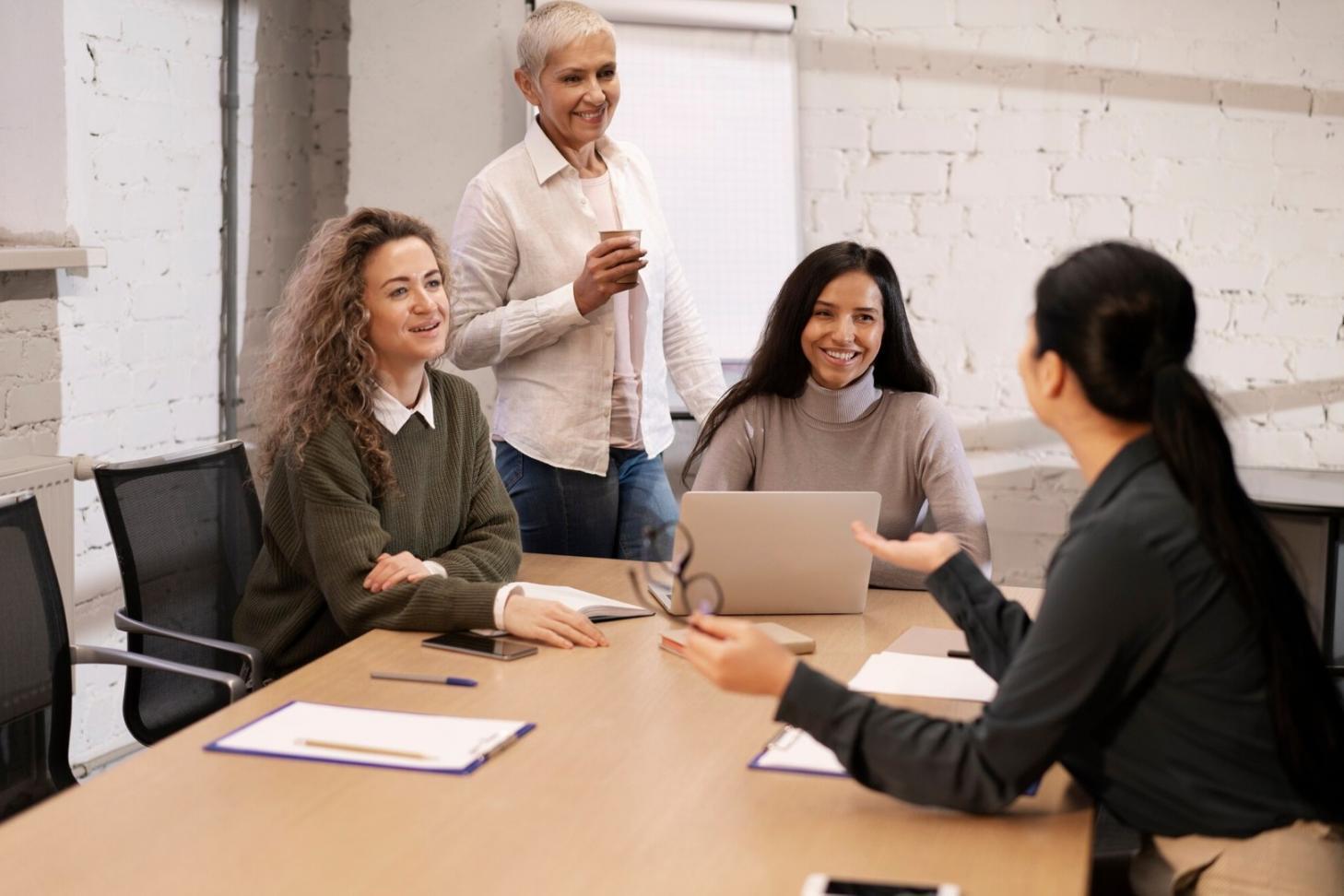 Professionelle Beratungssituation im modernen Büroumfeld