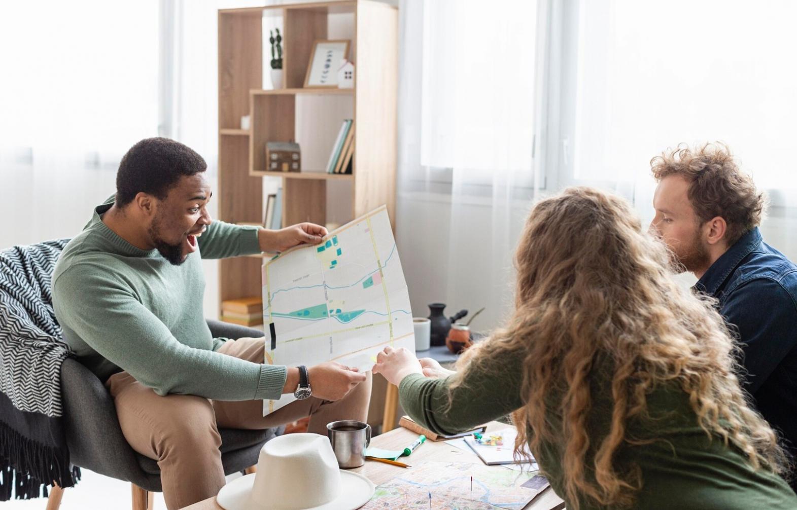 Mentoring-Sitzung zwischen Unternehmern in modernem Büro
