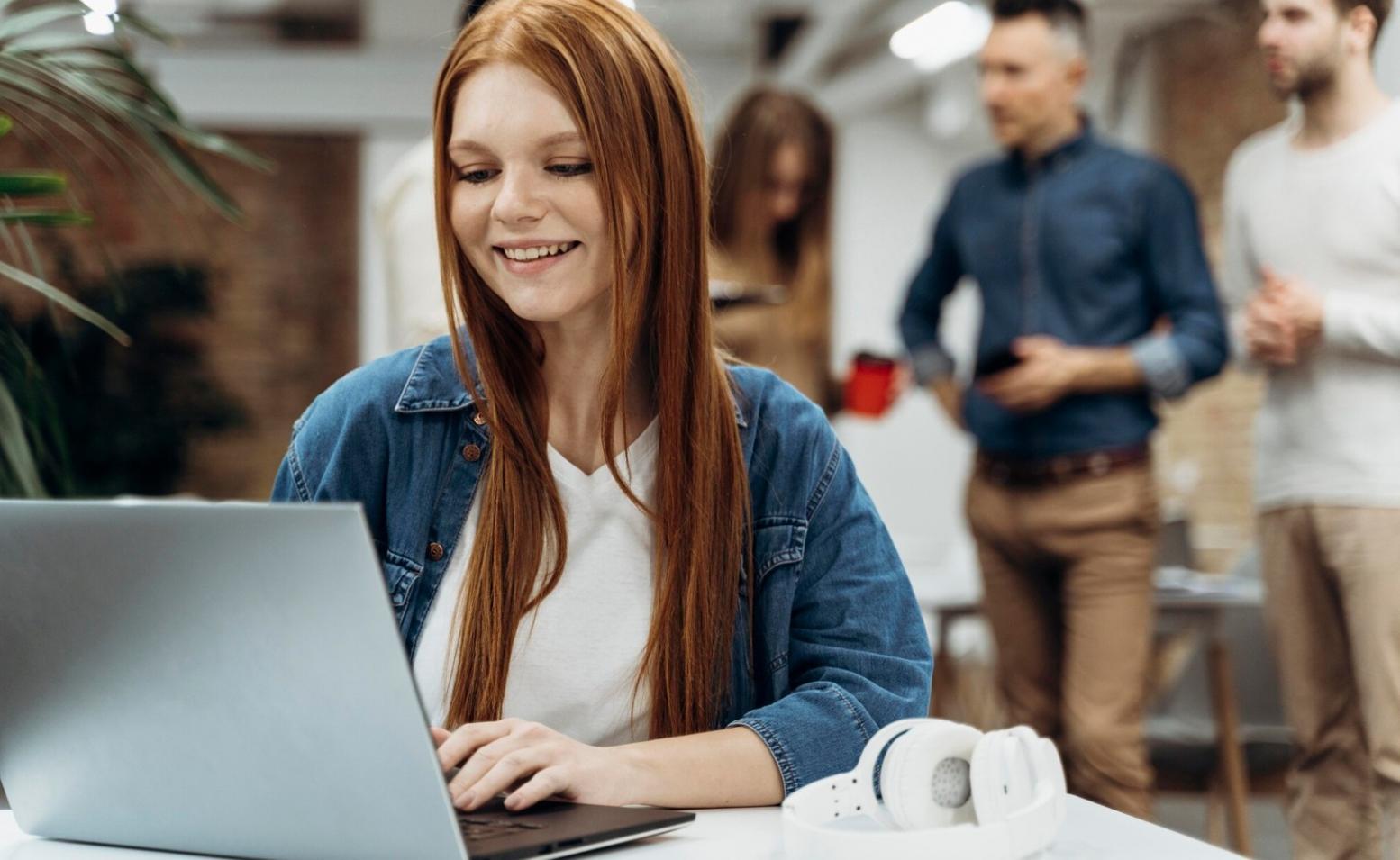 Geschäftsführer bei strategischer Finanzplanung im modernen Büro