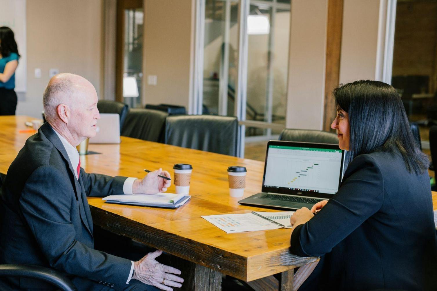 Workshop-Atmosphäre mit Teilnehmern am Tisch